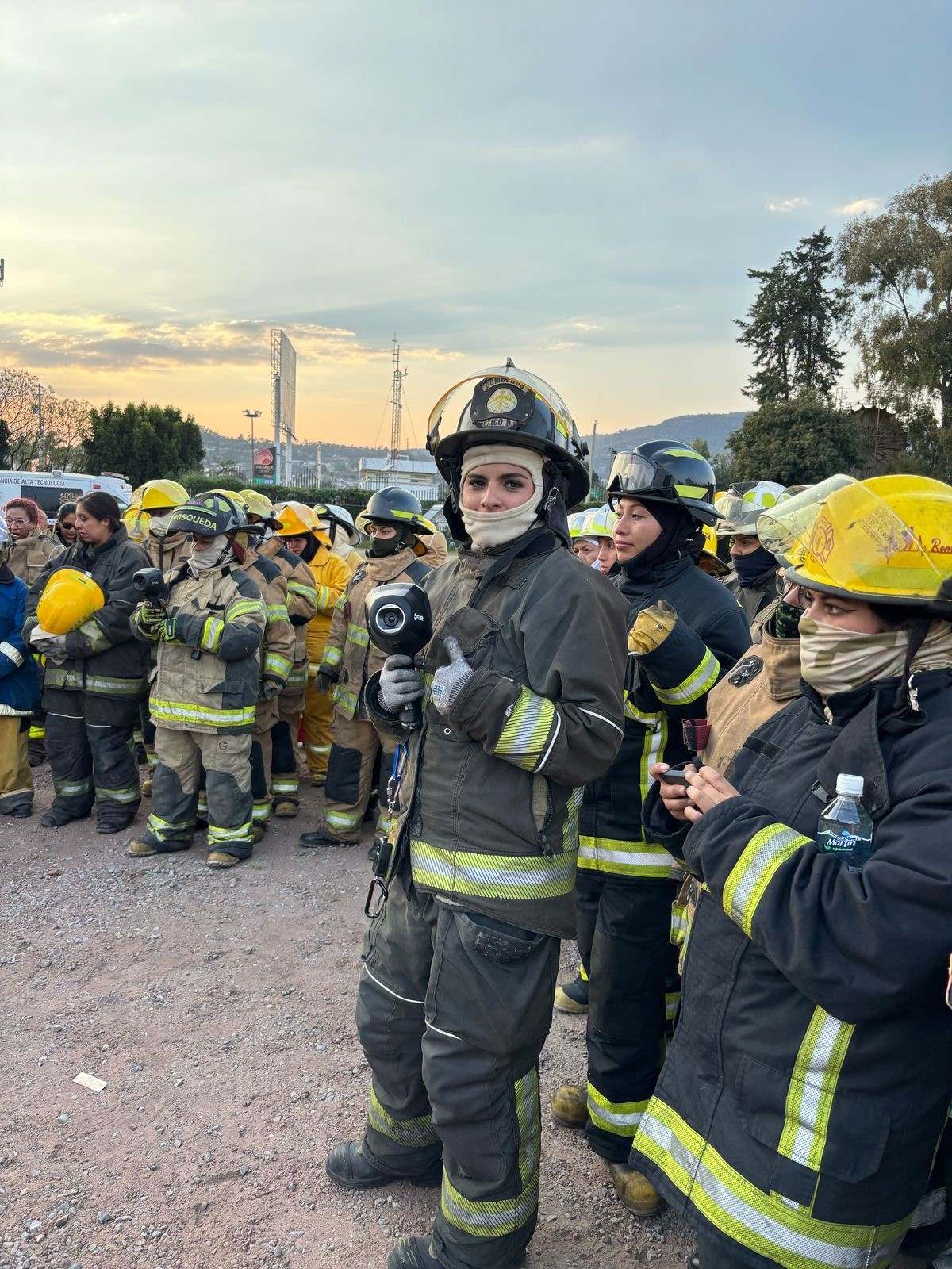 Messico Donna Vigili del Fuoco 2 ridimensionato.jpg